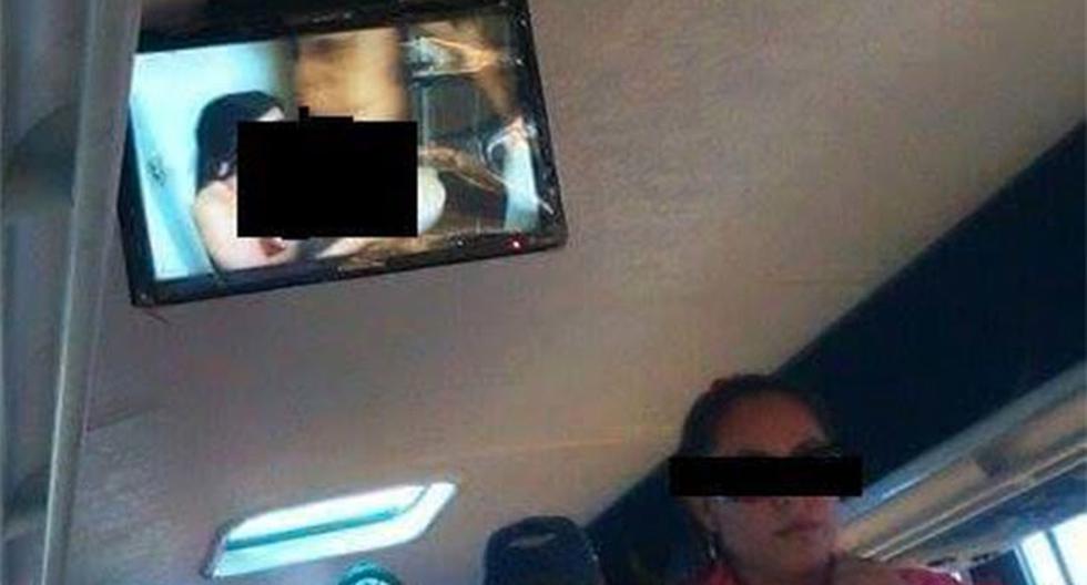 Un usuario posteó esta imagen del film para adultos proyectado en un bus. (Foto: Facebook / Renato Carrasco)