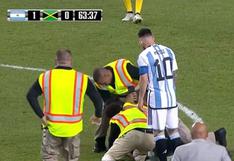 Argentina vs Jamaica: hincha invade el campo y cae a los pies de Messi | VIDEO