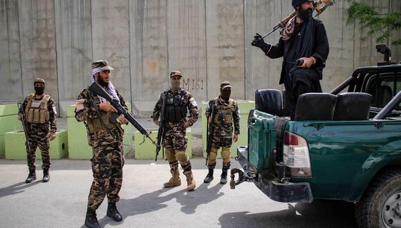 Soldados afganos y talibanes patrullaron la zona en que fue asesinado con un dron el entonces líder de Al Qaeda, Ayman al Zawahiri, en Kabul, Afganistán. (Foto: EFE/STRINGER)