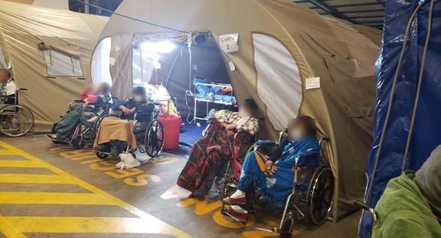 Pacientes de COVID-19 o altamente sospechosos son atendidos en carpas del hospital Guillermo Almenara. Pasan la noche en sillas de ruedas o camillas a solo unos metros de la calle. (Cortesía)