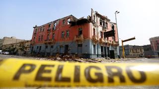 Casona incendiada de Plaza Dos de Mayo en riesgo de colapsar