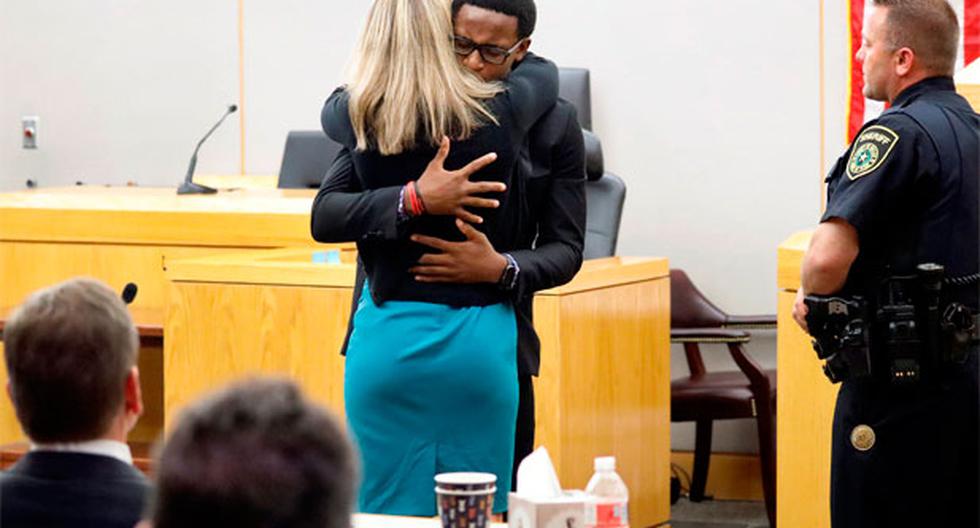 Amber Guyger se abraza en la corte de Dallas junto a Brandt, hermano menor de Botham Jean, quien fue asesinado por la exagente de policía tras confundirse de casa y pensar que era un delincuente. Guyger fue sentenciada a 10 años de prisión por el crimen. (Reuters)