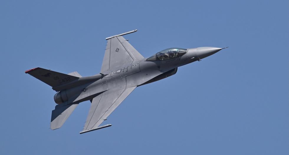 Un avión de combate F-16 Fighting Falcon de la Fuerza Aérea de Estados Unidos (USAF) vuela durante el segundo día de la 14 edición de Aero India 2023, el 14 de febrero de 2023. (Foto de Manjunath KIRAN / AFP).