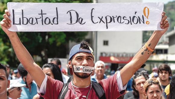 En lo que va del año, ya son 19 los medios de comunicación que han dejado de funcionar en Venezuela, lo que ha limitado el acceso a la información de la ciudadanía. (Foto: AFP)