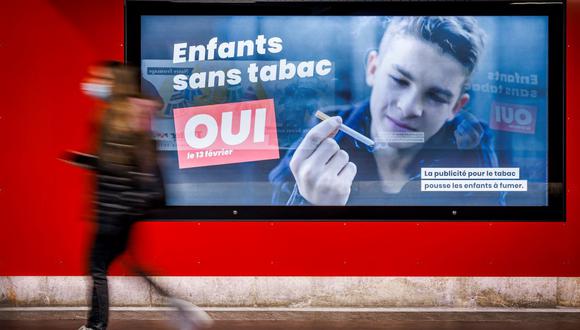 Un cartel electoral dice: "Niños sin tabaco, SÍ" en Lausana, Suiza. Los suizos votaron el 13 de febrero de 2022 para endurecer sus leyes contra el tabaco, que eran notoriamente laxas. (VALENTIN FLAURAUD / AFP).