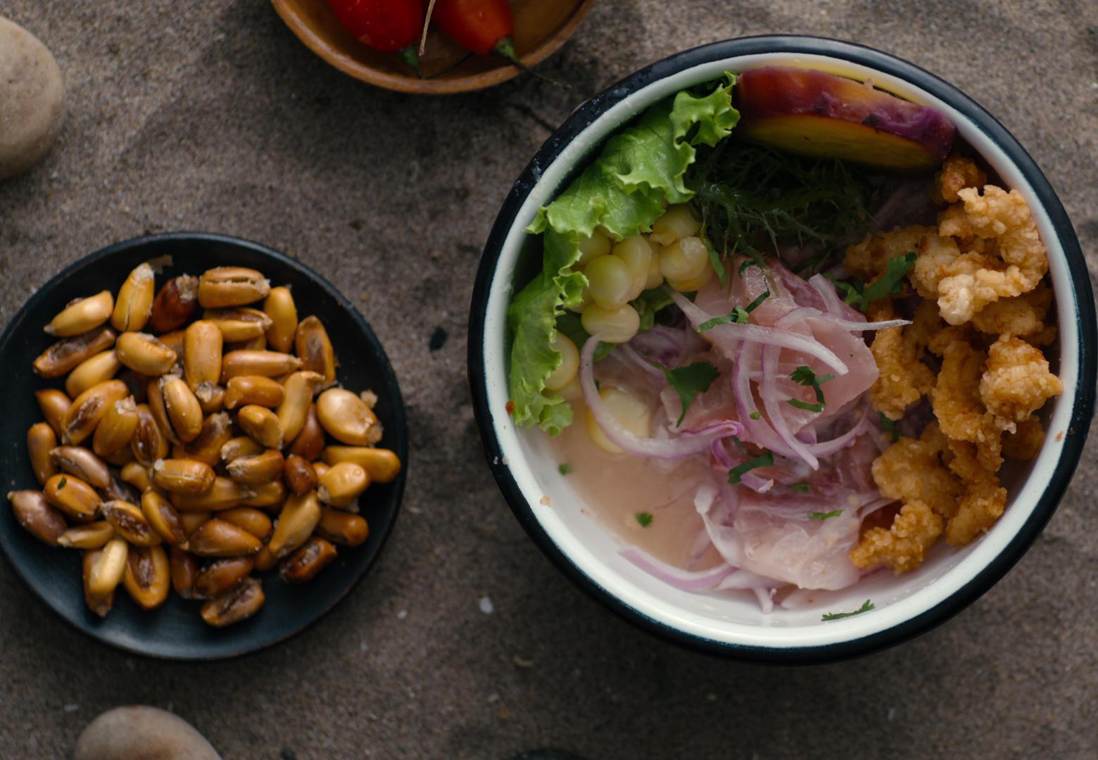 Los imperdibles de la barra marina Al Toke Pez, en el distrito de Surquillo, son  el cebiche clásico y mixto, chicharrón de pescado y arroz con mariscos.(Foto: Netflix)