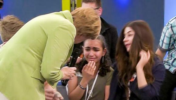 Merkel, en aprietos ante llanto de una niña palestina [VIDEO]