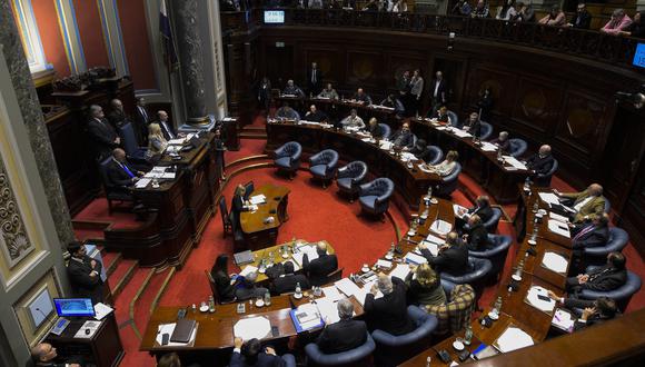 Vista del Congreso de Uruguay durante una sesión del Senado donde el Ministro de Relaciones Exteriores, Francisco Bustillo, y el Ministro del Interior, Luis Alberto Heber, son cuestionados por otorgar pasaporte a un narcotraficante uruguayo en Montevideo, el 22 de agosto de 2022. (Foto de Dante Fernández / AFP / referencial)