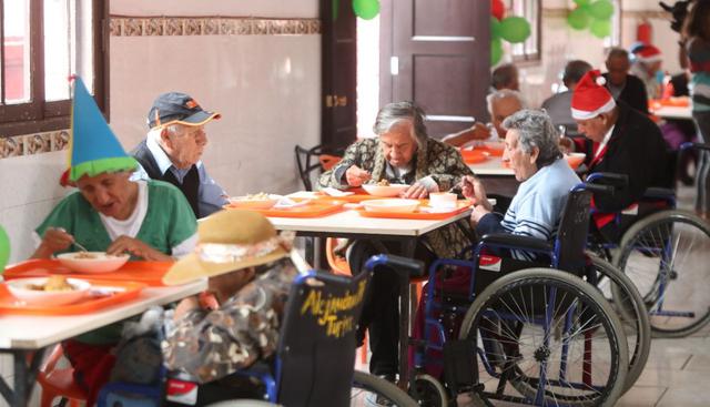 Más de 100 abuelitos del albergue San Vicente de Paul fueron agasajados por la Municipalidad de Lima por Navidad. (Difusión)