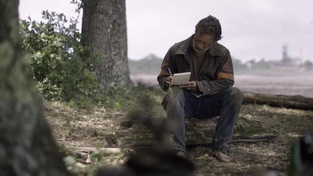 W ostatnim odcinku pt "chodzące trupy"Rick pisze listy do swoich bliskich (Zdjęcie: AMC)