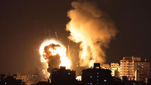 Una imagen muestra los ataques aéreos israelíes en la Franja de Gaza, controlada por el movimiento islamista palestino Hamas, el 10 de mayo de 2021. (Foto de MAHMUD HAMS / AFP).