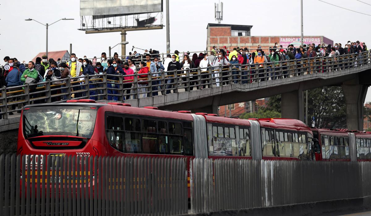 Los residentes llegan a una estación de autobuses públicos a pesar de la orden del gobierno de quedarse en casa para ayudar a contener la propagación del nuevo coronavirus, en Soacha, en las afueras de Bogotá. (Foto: AP)