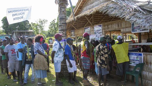 En esta foto de archivo, tomada el 25 de noviembre pasado, las personas hacen cola para votar en un colegio electoral en la capital Buka, en el histórico voto de independencia de Bougainville. (AFP)