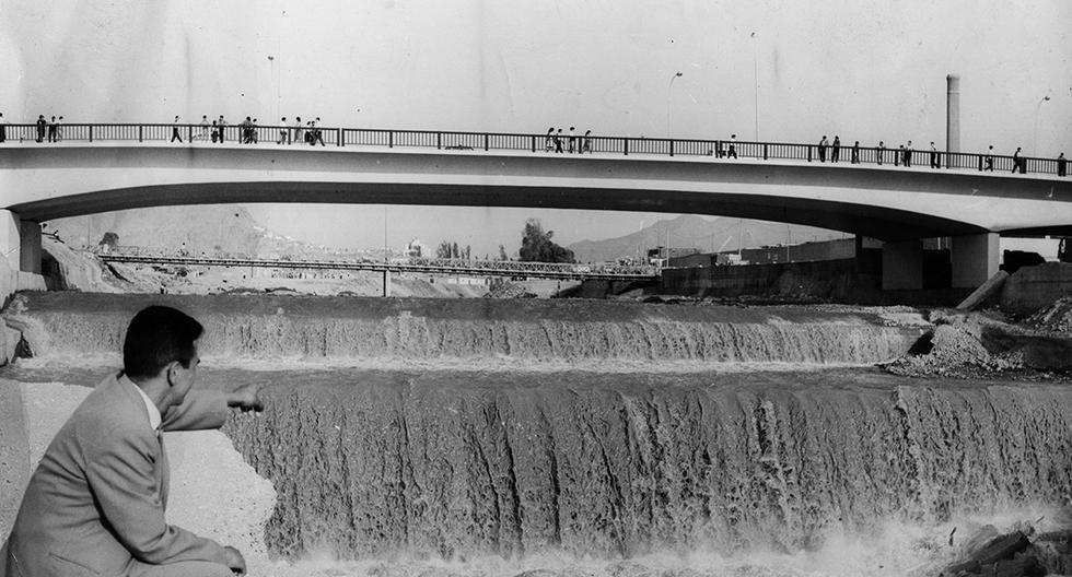 Lima, 2 de enero 1966. Imagen 29 años después de la inauguración del primer "Puente del Ejército", que cruzaba el río Hablador en Lima. Sus bases estaban aun en buen estado. (Foto: GEC Archivo Histórico)