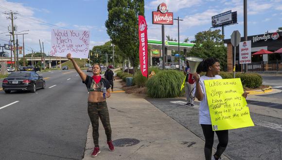 Manifestantes se reunieron este sábado en el lugar donde un agente del Departamento de Policía de Atlanta disparó contra el afroamericano Rayshard Brooks. Ocurrió en el estacionamiento de un restaurante de Wendy's en Atlanta, Georgia. (Foto: EFE / EPA / ERIK S. LESSER)