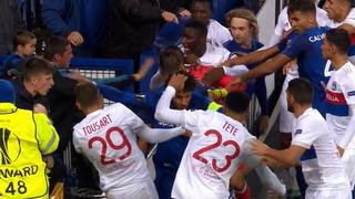 Europa League: fanático del Everton intentó golpear a jugadores del Olympique Lyon