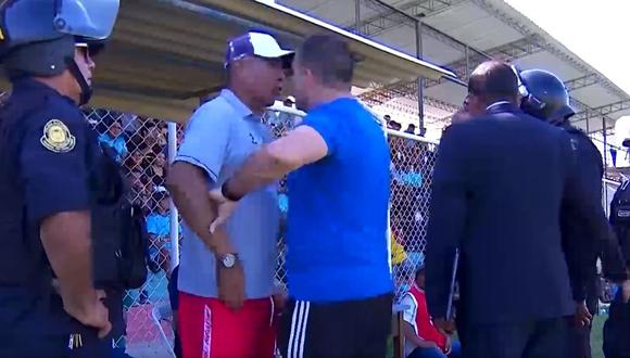 Claudio Vivas y Wilmar Valencia vivieron tenso momento por polémica en Copa Bicentenario | VIDEO. (Foto: Captura de pantalla)