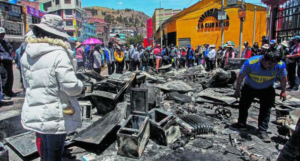 Así amanecieron ayer las calles aledañas a conocidas tiendas. Vándalos saquearon y quemaron electrodomésticos. (Foto: AFP)