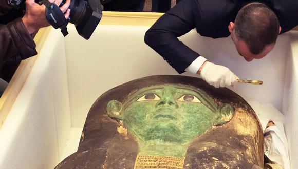 Sólo la tapa del antiguo "Sarcófago Verde" pesa más de 500 kilogramos. Según los estudiosos, la tumba perteneció a Ankhenmaat, sacerdote del período faraónico tardío, según se desprende de las inscripciones. (FOTO: AP)
