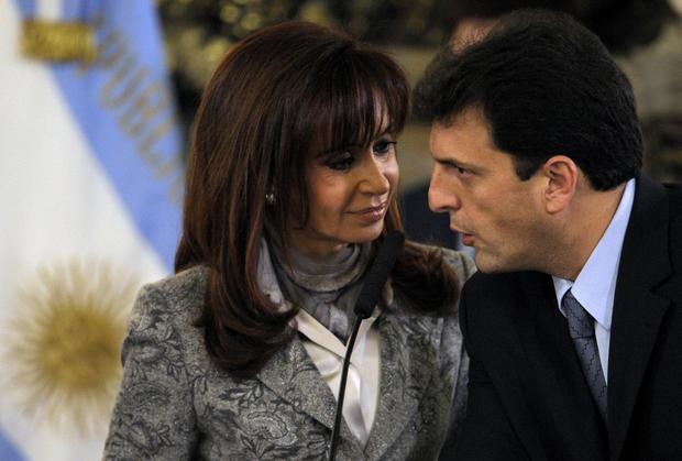 Entre el 2008 y el 2009, Massa se desempeñó como jefe de gabinete durante el gobierno de Cristina Fernández de Kirchner en reemplazo de Alberto Fernández.