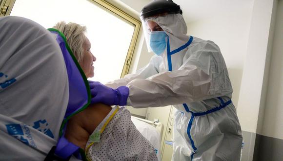 Un fisioterapeuta atiende a la paciente Rosa María Rosario Fernández García que se recuperó del coronavirus COVID-19 en el Hospital Universitario Gregorio Marañón de Madrid el 14 de mayo de 2020. (Foto de PIERRE-PHILIPPE MARCOU / AFP).