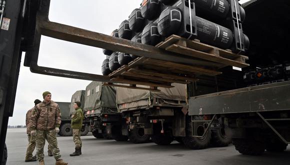 Militares de Ucrania cargan un camión con el FGM-148 Javelin, un misil antitanque portátil proporcionado por Estados Unidos para la guerra contra Rusia. (Serguéi SUPINSKY / AFP).