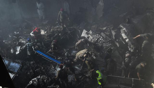 “Se estrelló cerca del aeropuerto de Karachi. Estaba a un minuto del aeropuerto y cayó en una zona residencial”, dijo el portavoz de la Autoridad de Aviación Civil de Pakistán, Abdul Sattar. (AFP / Asif HASSAN).