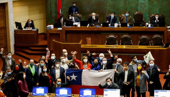 La oposición de Chile celebra la votación durante una sesión del Congreso para aprovechar una reforma constitucional sobre  retiro del 10% de fondos de las AFP. (Foto: REUTERS / Rodrigo Garrido).