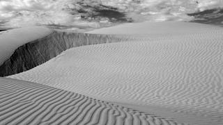 “Desierto”: un retrato en blanco y negro del paisaje costero