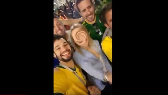 Una imagen del polémico video en el que simpatizantes brasileños hicieron decir malas palabras a una rusa, que luego fue atacada por extremistas de su país.