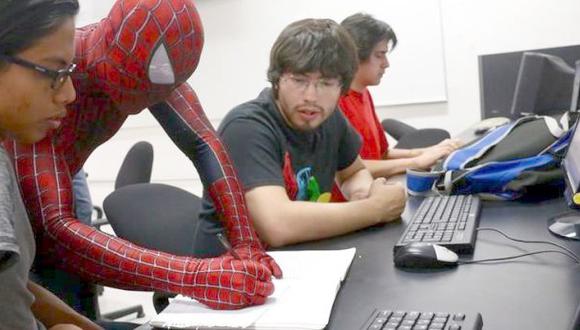 México: Profesor dicta clases vestido del Hombre Araña