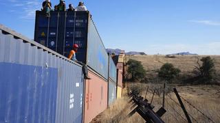 Arizona detiene la colocación de muro de contenedores en la frontera entre Estados Unidos y México