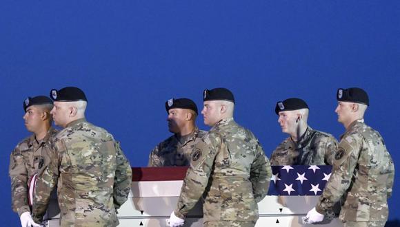 Soldados del Ejército de Estados Unidos trasladan el féretro con los restos del soldado Eric M. Houck, muerto en combate en Afganistán. (AP).
