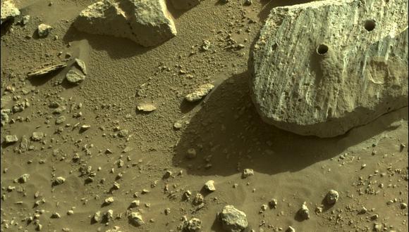 La roca Rochette muestra los dos orificios de obtención de muestras. (NASA/JPL)