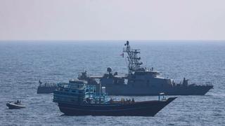La marina de Estados Unidos intercepta en el Golfo de Omán un barco procedente de Irán