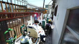 Coronavirus en el Perú: pacientes de antiguo hospital de Ate son atendidos en pasillo junto a la calle