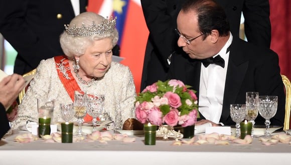 La reina Isabel II del Reino Unido en una cena con el expresidente francés François Hollande. (Foto: AFP)