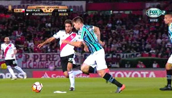 River Plate vs. Gremio: el cobro de Víctor Hugo Carrillo por el que fue pifiado en el Monumental. (Foto: captura)