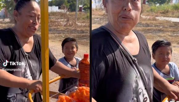 Rosalina Moreno García sale a vender con Genaro que va a su lado y una niña sentada en la parte baja de su triciclo. (Foto: @simonpollo / TikTok)