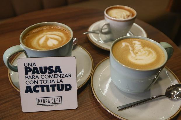 Patricia Cohaguila defines Pausa Café as "a cultural café where we sell coffee culture."  In its premises, art is present through murals and photographs, as well as in its own lattes. 
