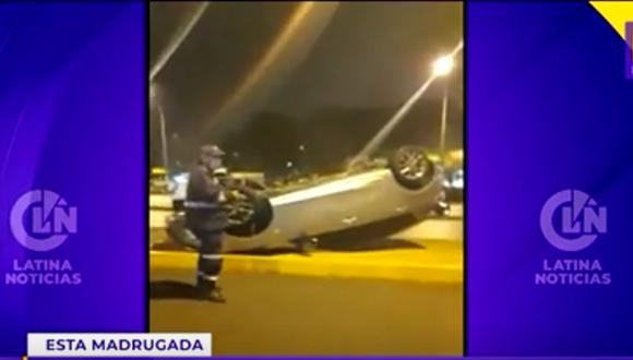 Conductor sobrevivió luego que su auto se volcara en la vía expresa Javier Prado | Foto: Latina / captura de video