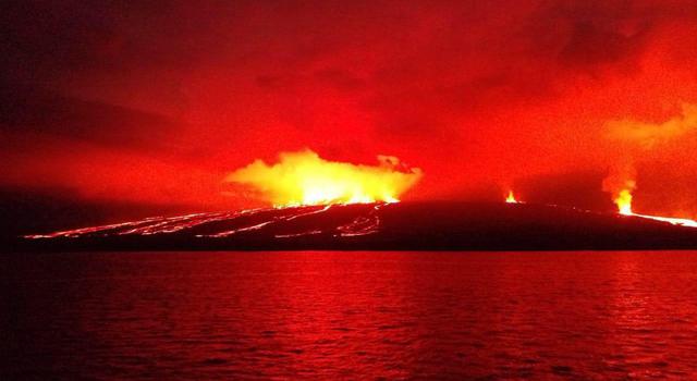 El volcán Sierra Negra, situado en el sur de la Isla Isabela, la más grande y occidental del archipiélago de Galápagos, entró en erupción luego de detectarse un incremento en su actividad sísmica. (AFP).