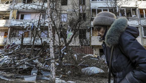 Una mujer camina cerca de una edificio dañado por los bombardeos rusos en Kiev. (EFE/EPA/MIGUEL A. LOPES)