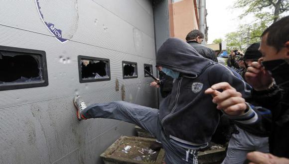 Prorrusos asaltan sede policial al sur de Ucrania