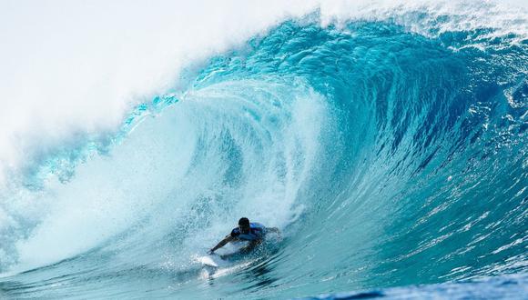 Lucca Mesinas en Pipeline. En su primer evento CT ya está entre los 16 mejores. (Foto: WSL)