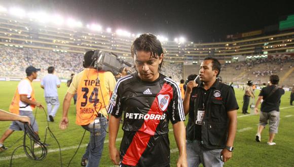 Marcelo Gallardo sale del campo del Monumental de Ate luego de la caída 2-1 ante la San Martín, en marzo del 2009. (Foto: River Plate).