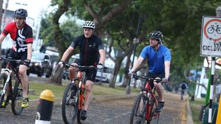 Jorge Muñoz llegó en bicicleta a la Municipalidad de Lima para iniciar sus funciones
