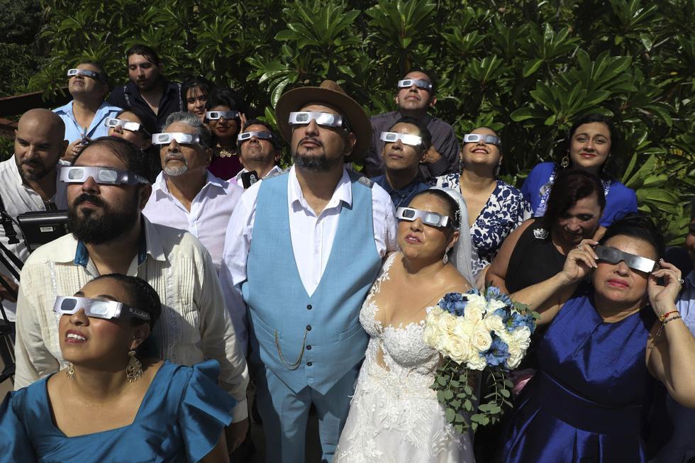 El último eclipse solar del año pudo ser visible en su totalidad en las localidades de Yucatán, Campeche y Quintana Roo, en México. Cientos salieron a las calles con gafas o visores solares para presenciar el fenómeno.