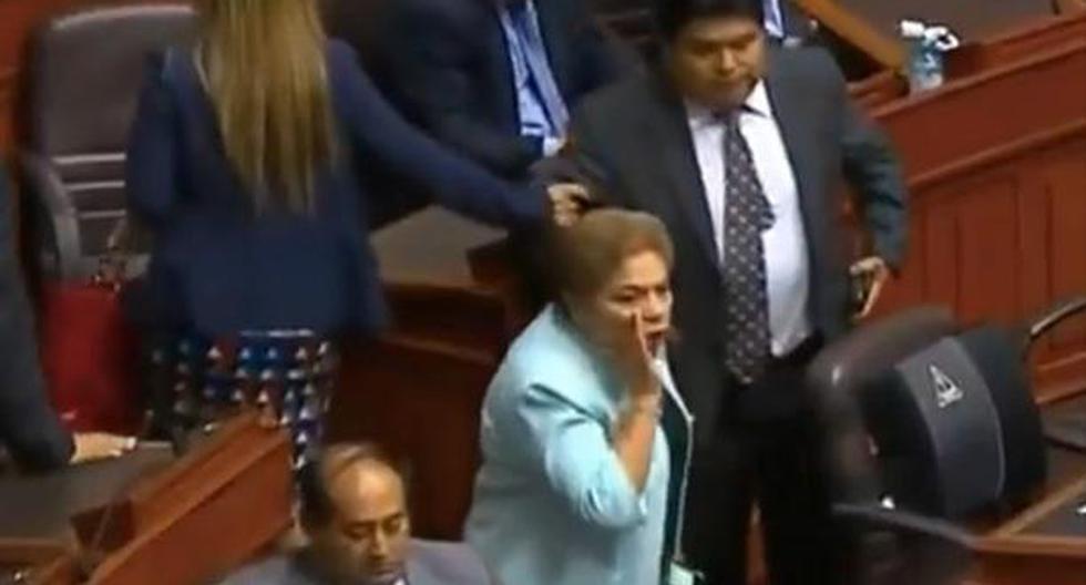 Luz Salgado le negó saludo a su colega de bancada tras votación de vacancia contra PPK. (Captura)