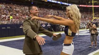 Porrista recibe sorpresa de su esposo durante juego de la NFL